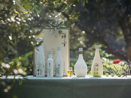 祥宇特級(jí)初榨橄欖油，純手工采摘、精選優(yōu)質(zhì)油橄欖鮮果，用意大利貝亞雷斯全自動(dòng)設(shè)備物理冷榨工藝，在鮮果采摘后8小時(shí)內(nèi)限時(shí)鮮榨而成。