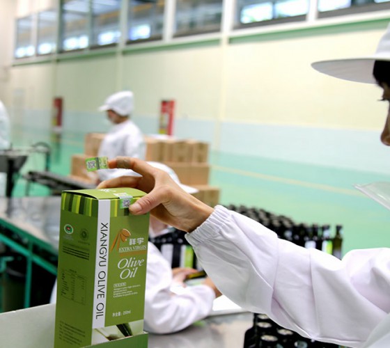 公司國(guó)通“訂單農(nóng)業(yè)”模式，獨(dú)創(chuàng)8小時(shí)限時(shí)鮮榨，從手工采摘、按質(zhì)收購(gòu)、便捷運(yùn)輸、純物理冷榨、充氮低恒溫儲(chǔ)存、灌裝等全程管理，并通過(guò)嚴(yán)格的品質(zhì)控..