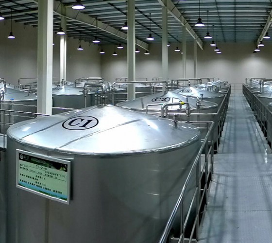 公司擁有都橄欖行業(yè)中亞洲最大的萬(wàn)噸標(biāo)準(zhǔn)化恒溫避光隔氧儲(chǔ)油庫(kù)，具備最佳的15℃-22℃低恒溫儲(chǔ)存環(huán)境。全部?jī)?chǔ)油罐采用食品級(jí)專(zhuān)用不銹鋼制作，采用..